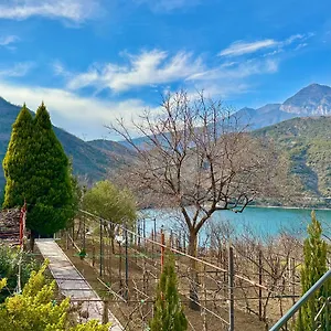 Lakeview Escape , Koman Albania